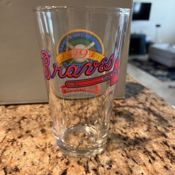 Vintages Budweiser x Braves pint glass - Picture 2 of 2